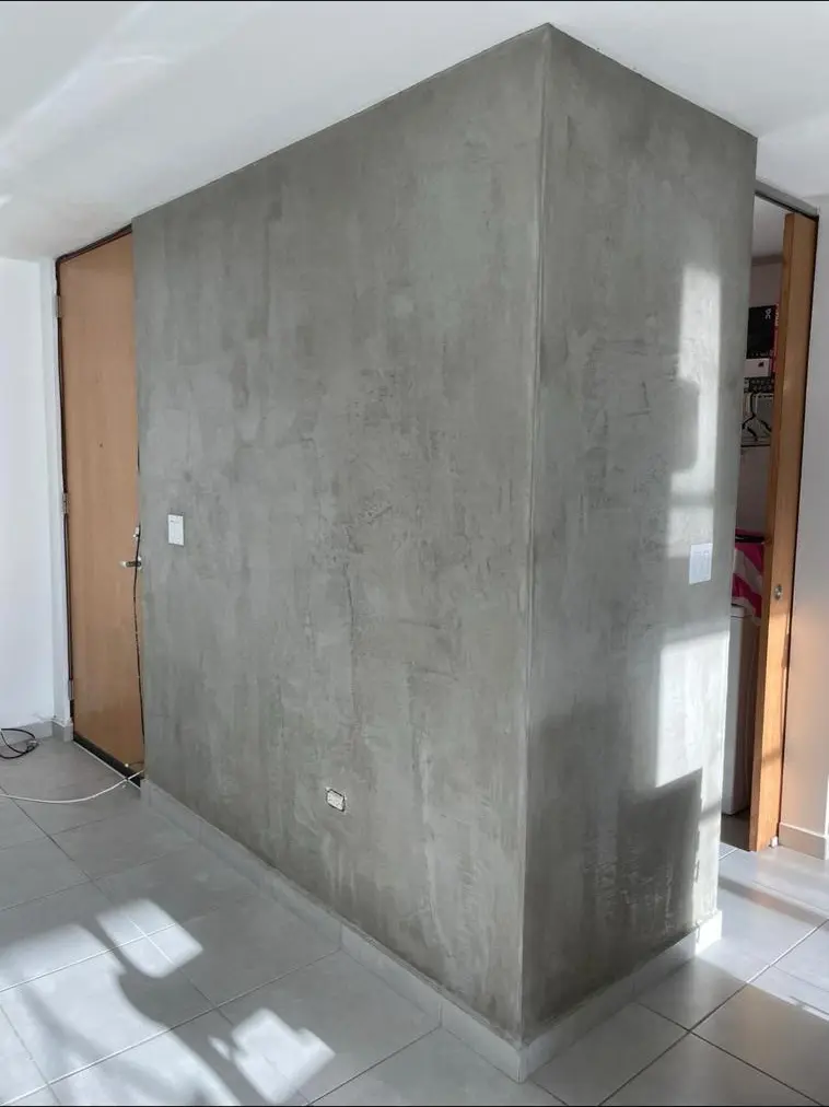 Pared envolvente con acabado continuo en cemento pulido