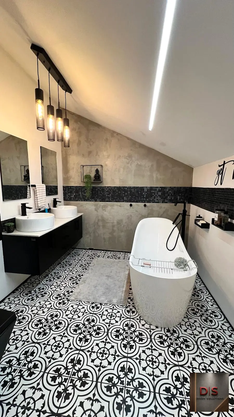 Baño moderno con paredes en cemento pulido y bañera independiente