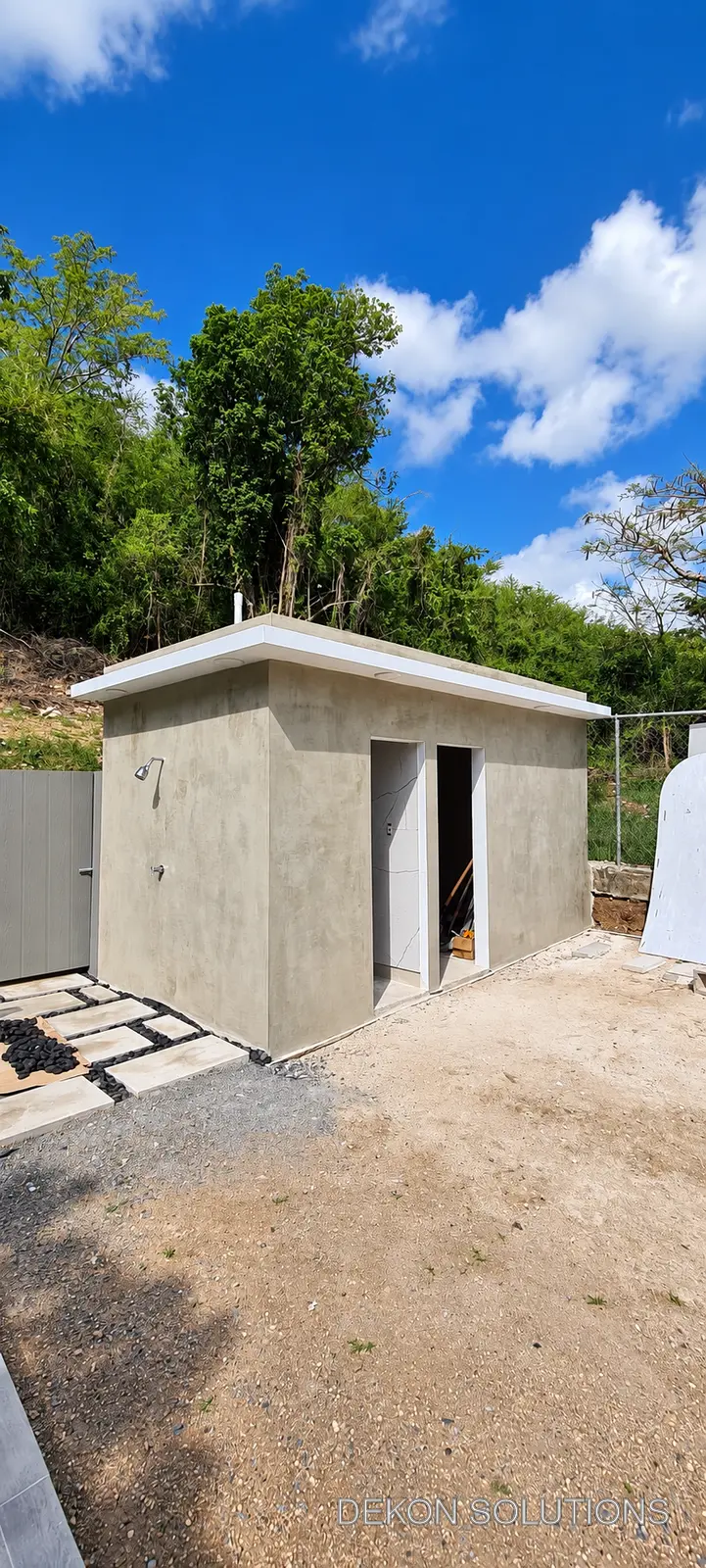 Caseta exterior revestida con acabado de cemento natural