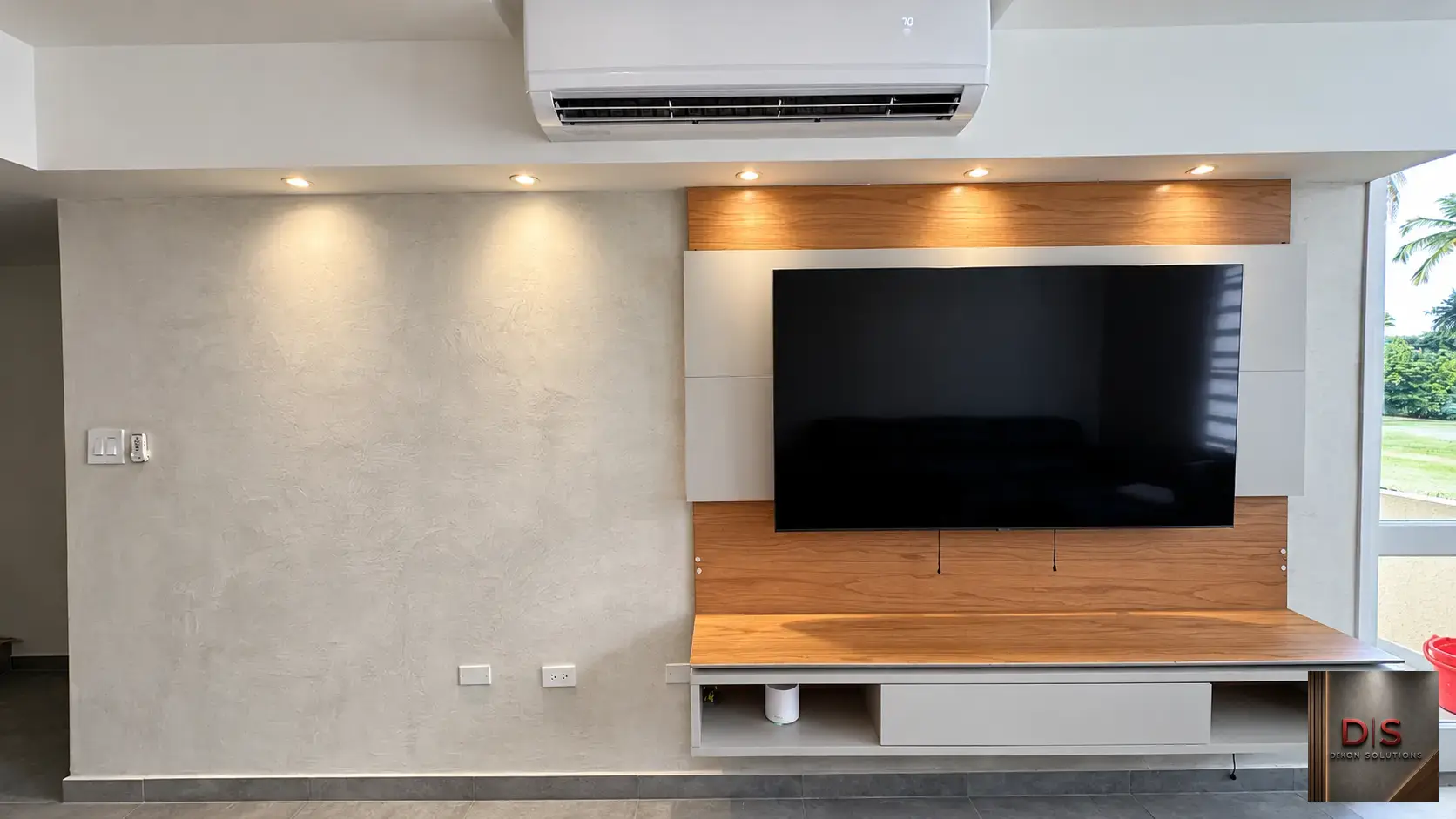 Centro de entretenimiento con cemento pulido y detalles en madera