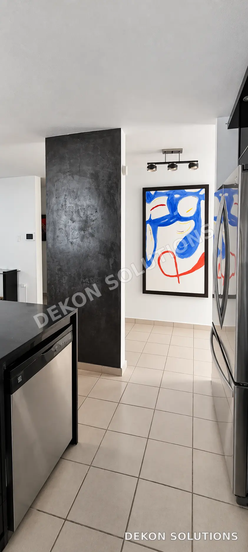 Ángulo interior de cocina con pared focal grafito
