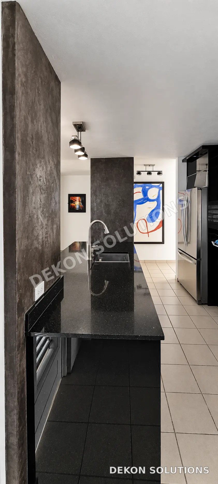 Cocina moderna con columnas en cemento pulido grafito
