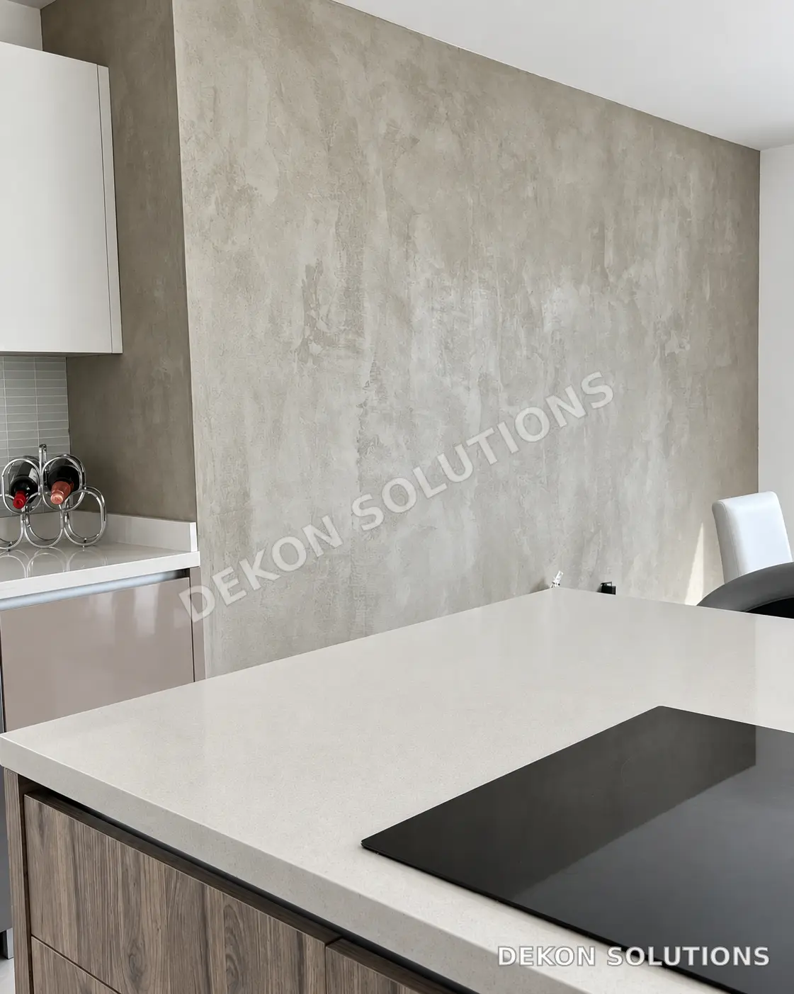 Cocina moderna con pared continua de cemento pulido claro