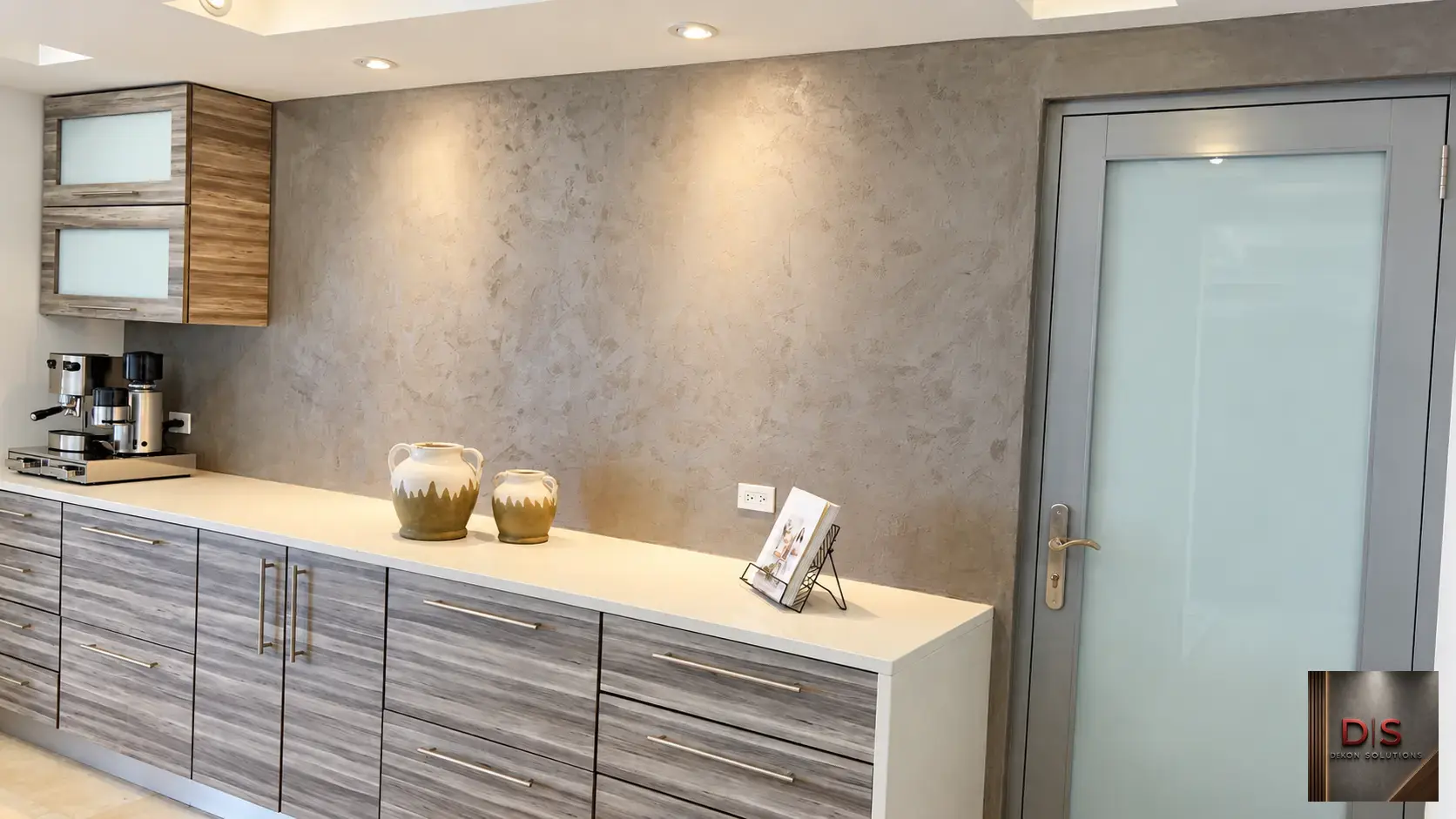 Cocina con pared de textura gris en cemento pulido