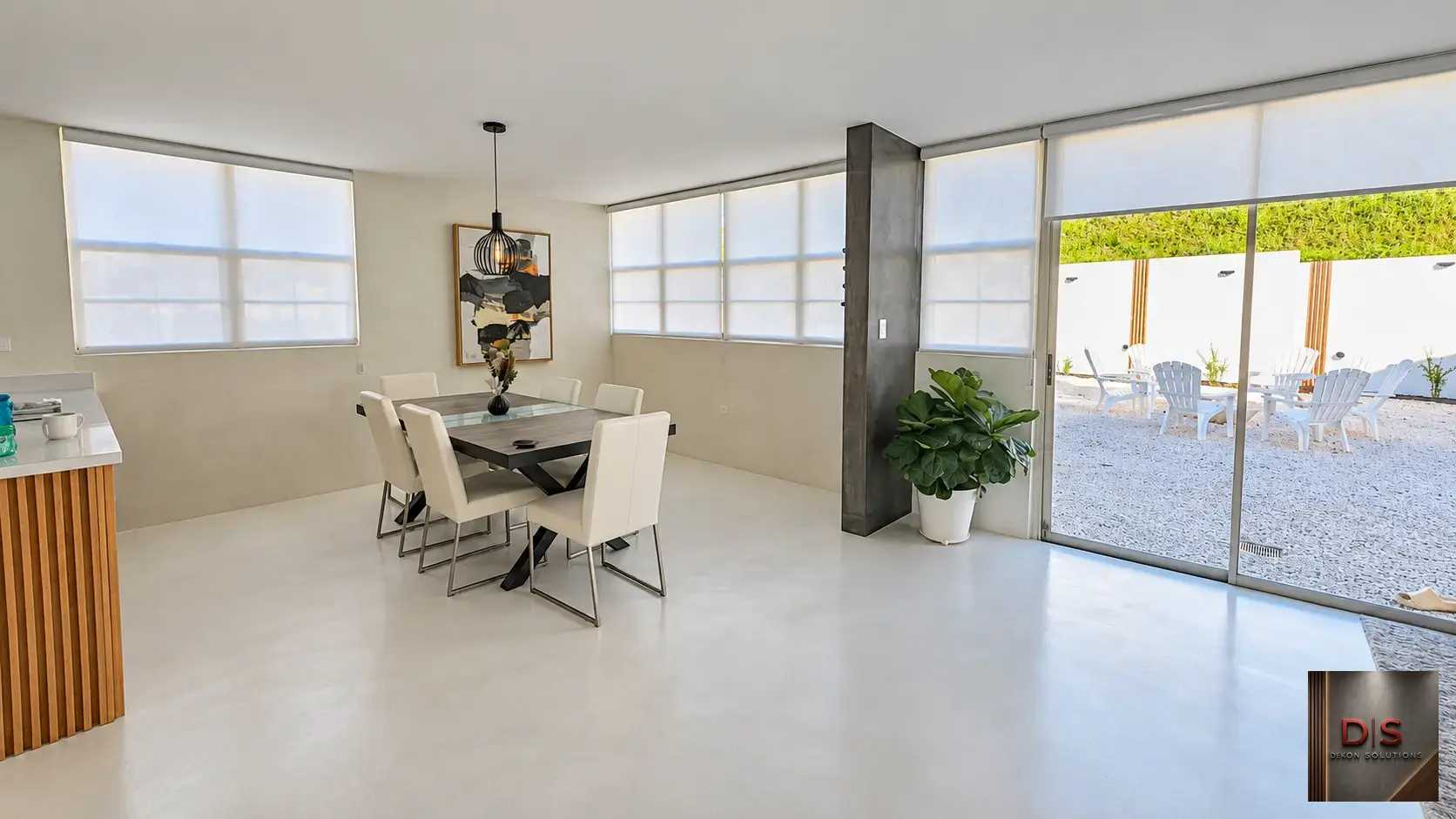 Comedor abierto con columna en cemento pulido grafito