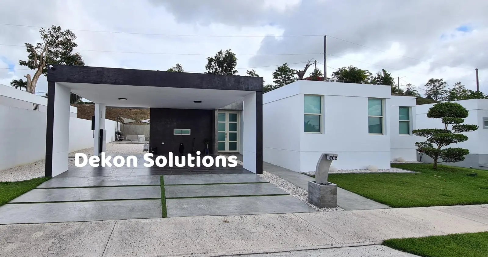 Fachada residencial moderna con cemento pulido