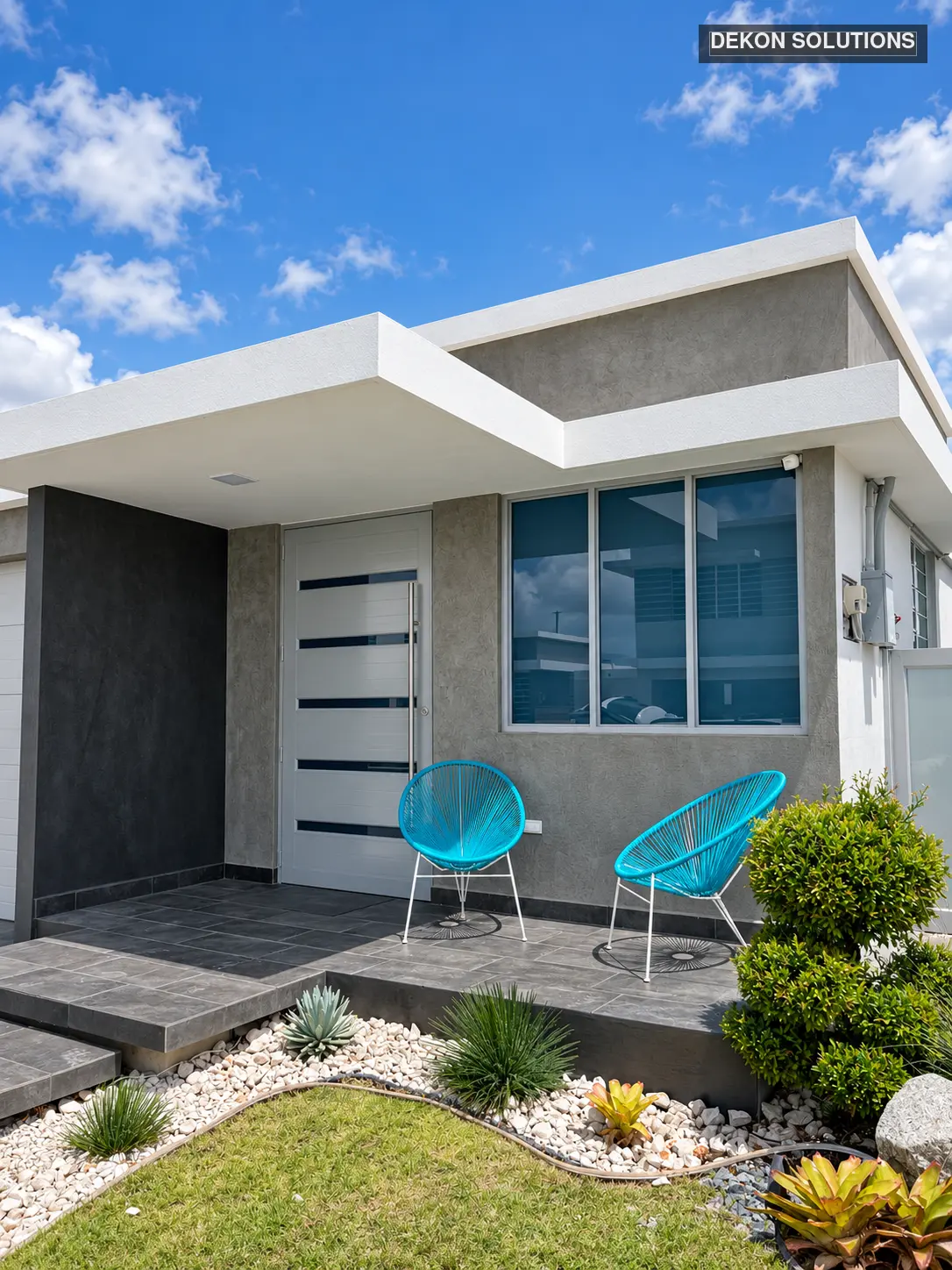 Fachada residencial contemporánea con acabados decorativos grises