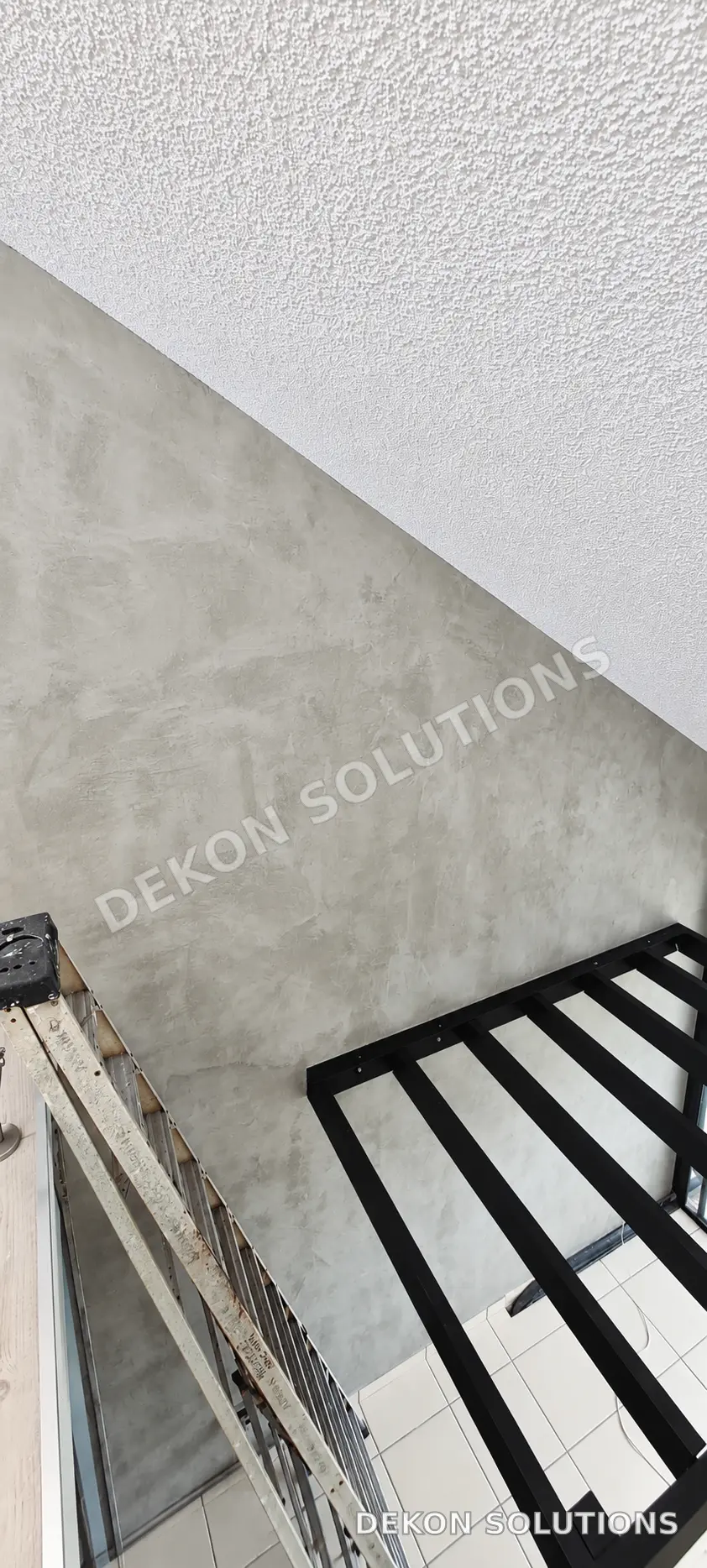 Pared interior de gran altura con acabado gris claro