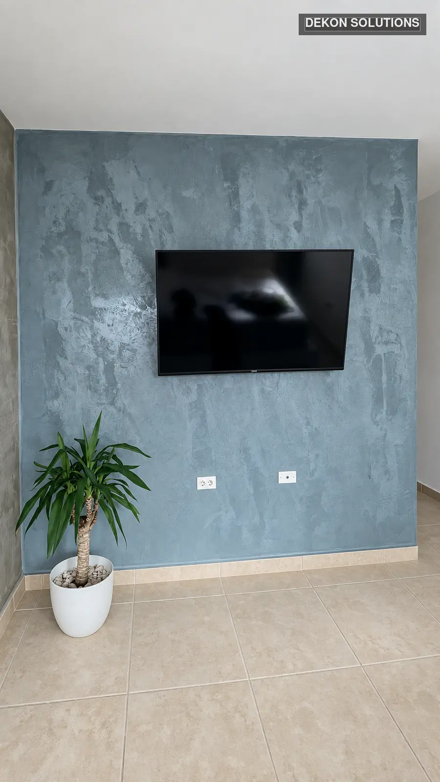 Pared multimedia gris con acabado artesanal y televisor instalado
