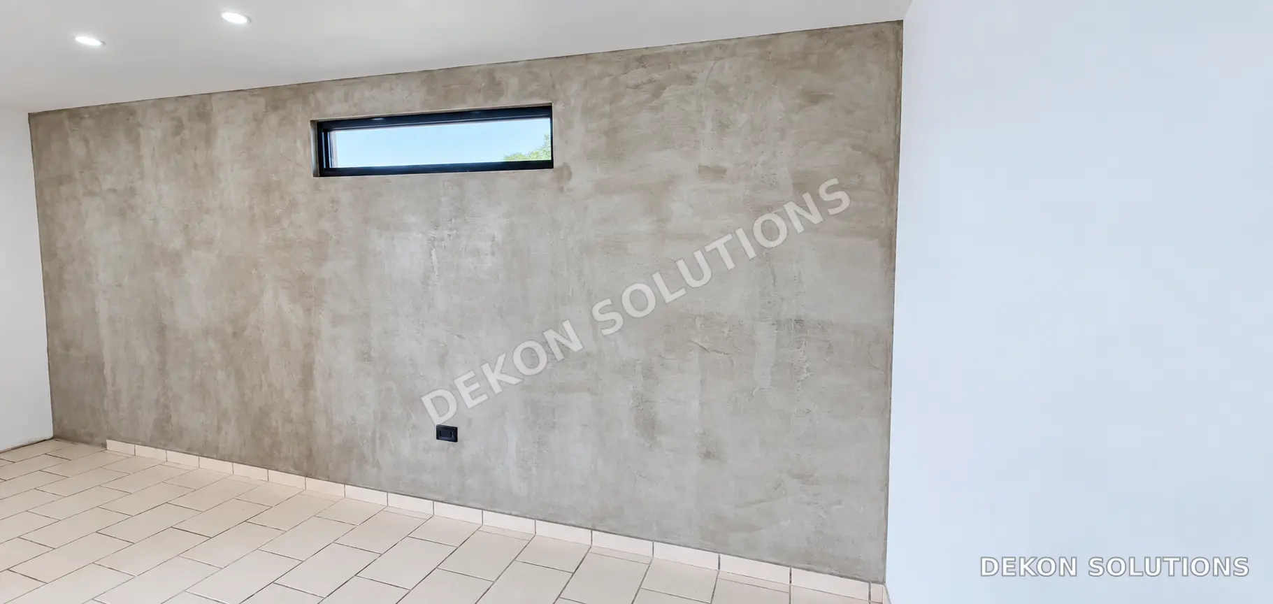 Pared amplia en cemento pulido con ventana horizontal