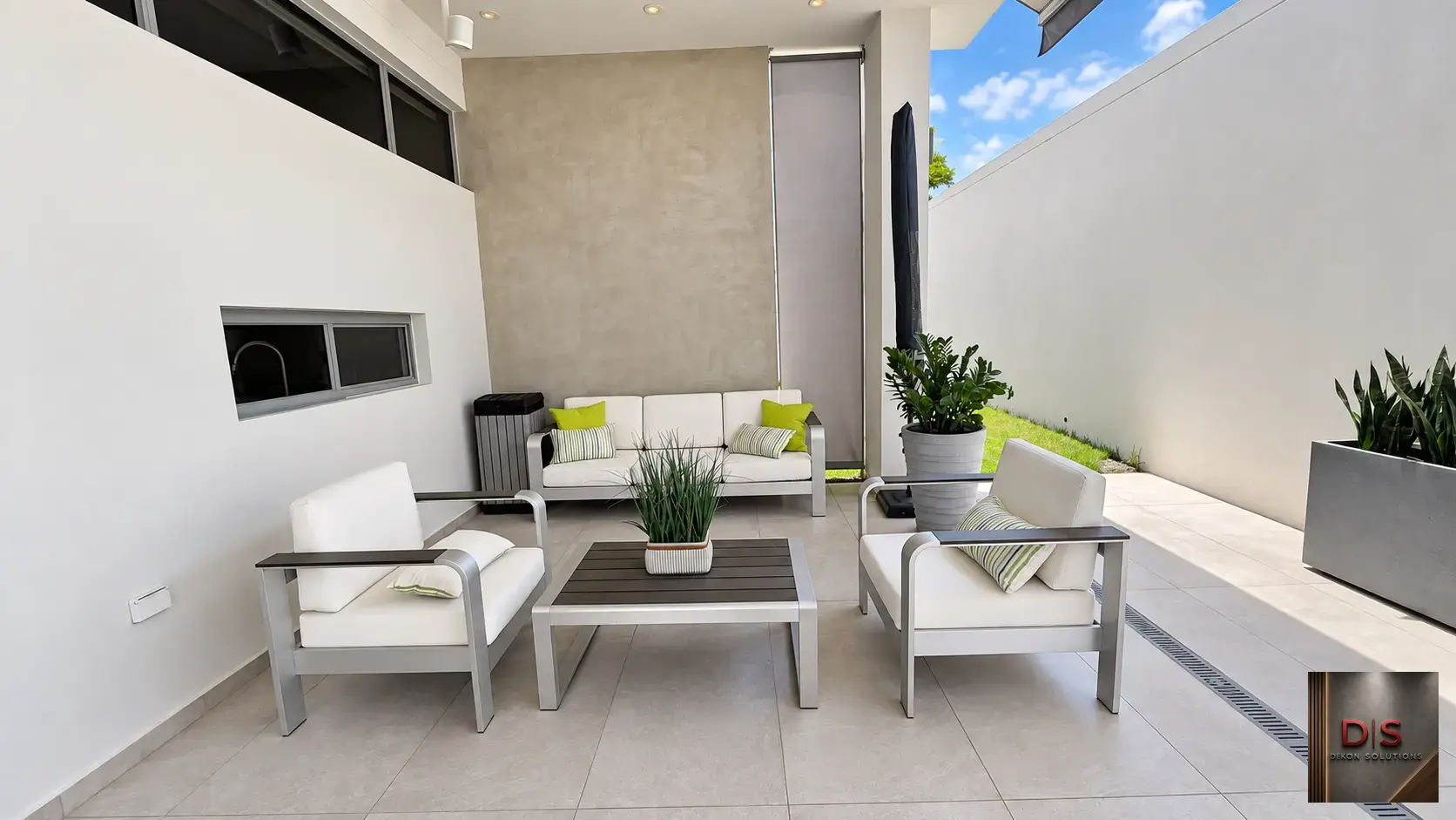 Patio moderno con pared exterior terminada en cemento pulido