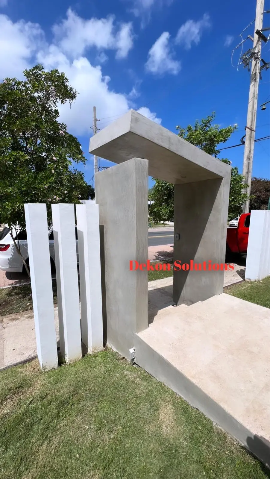 Pórtico exterior revestido en cemento pulido
