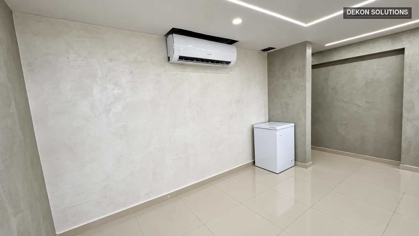Sala con paredes de cemento pulido e iluminación LED integrada