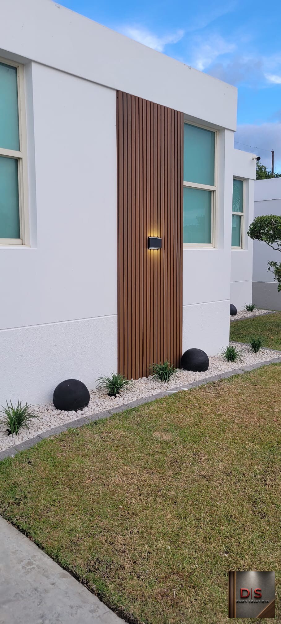 Paneles WPC instalados en una fachada exterior residencial