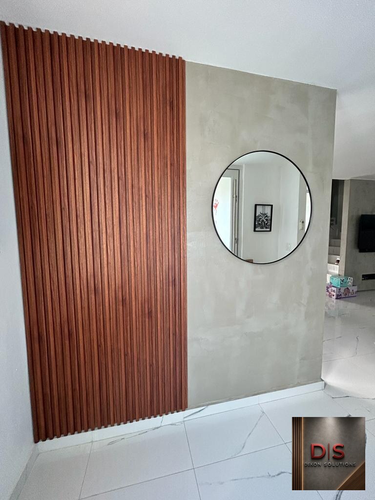 Paneles WPC instalados en una pared focal interior